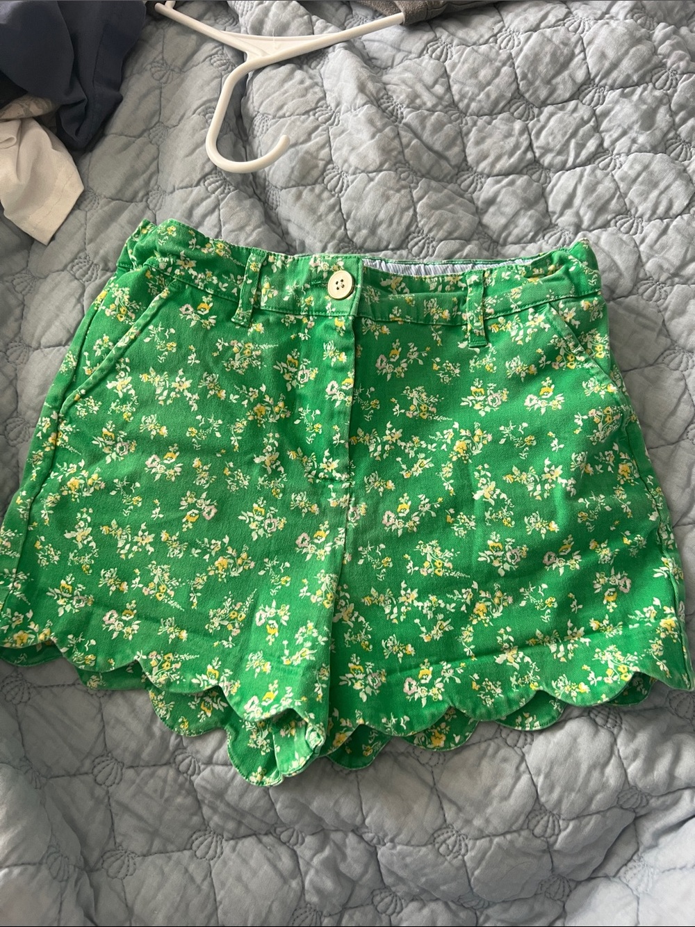 crown & ivy Green Floral Scallop Hem High-Waist Shorts